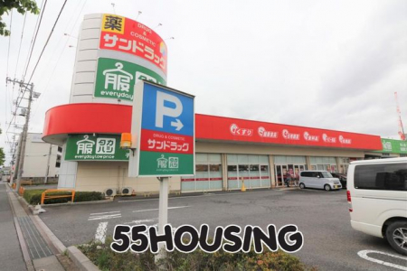 周辺環境　サンドラッグ上尾春日店 徒歩5分。 400m