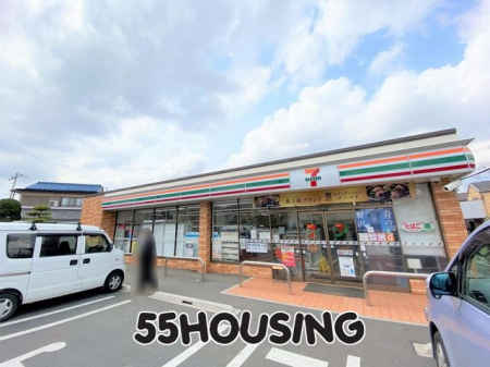 周辺環境　セブンイレブン上尾小泉店 徒歩6分。 447m