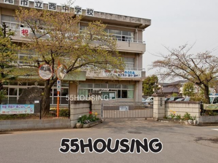 周辺環境　上尾市立西中学校 徒歩17分。 1300m