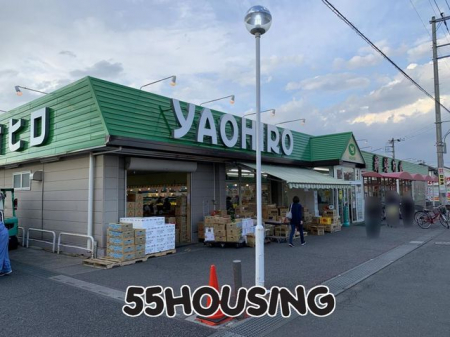 周辺環境　ヤオヒロ小泉店 徒歩3分。 210m