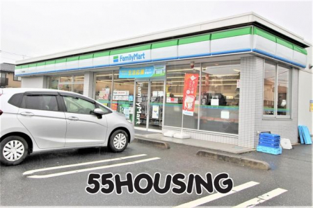 周辺環境　ファミリーマート春日部増富店 徒歩5分。 330m